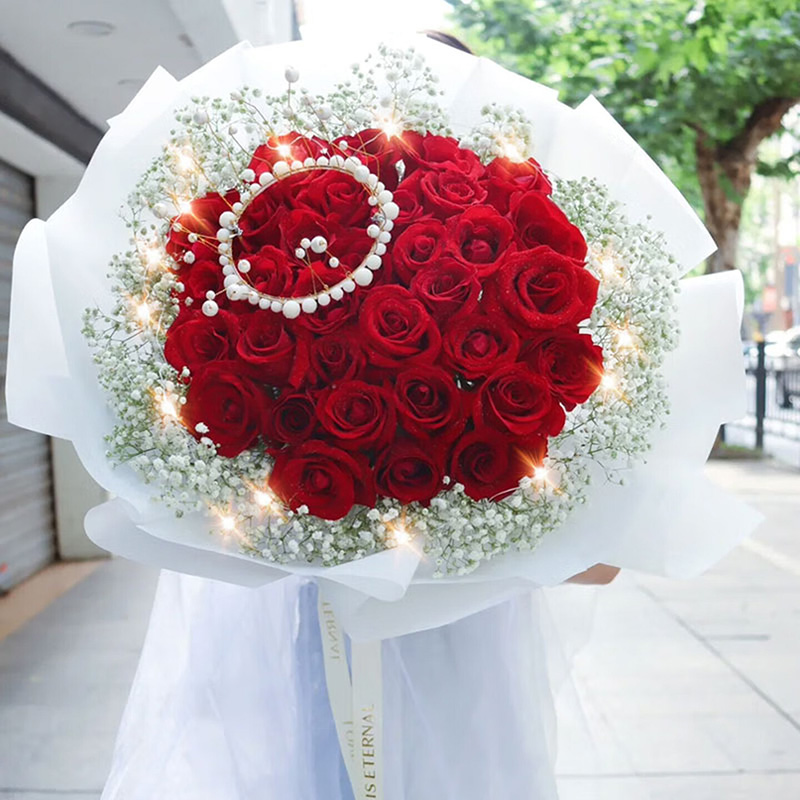 33 roses in a light-colored package, conveying endless affection - Send love flowers to China