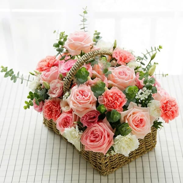Attentive, mix carnations and roses with fresh flowers - Send blessing flowers to China