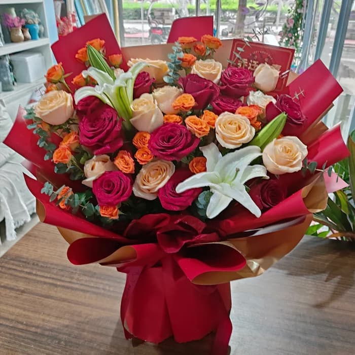 11 red roses, 11 champagne roses, 4 white lilies - Send lilies to China